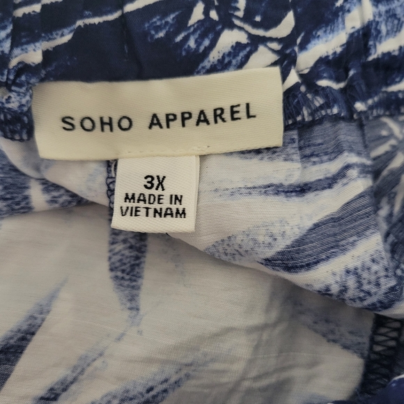 Soho Apparel Navy and White Leaf Pattern Capri Pants, Size 3X, New with tags - Picture 3 of 3